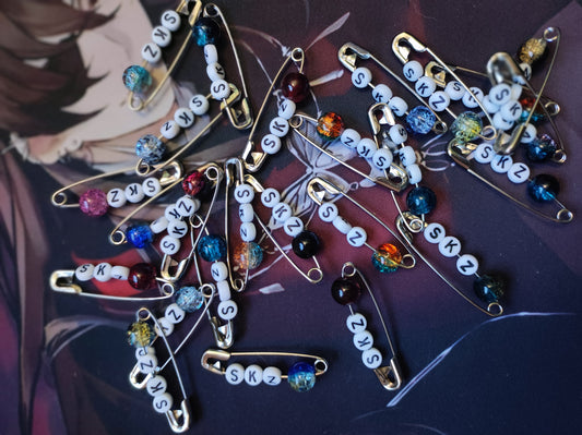 Custom Pin: Stray Kids / Bts Inspired Safety-Pin mit Charms & Kristallen