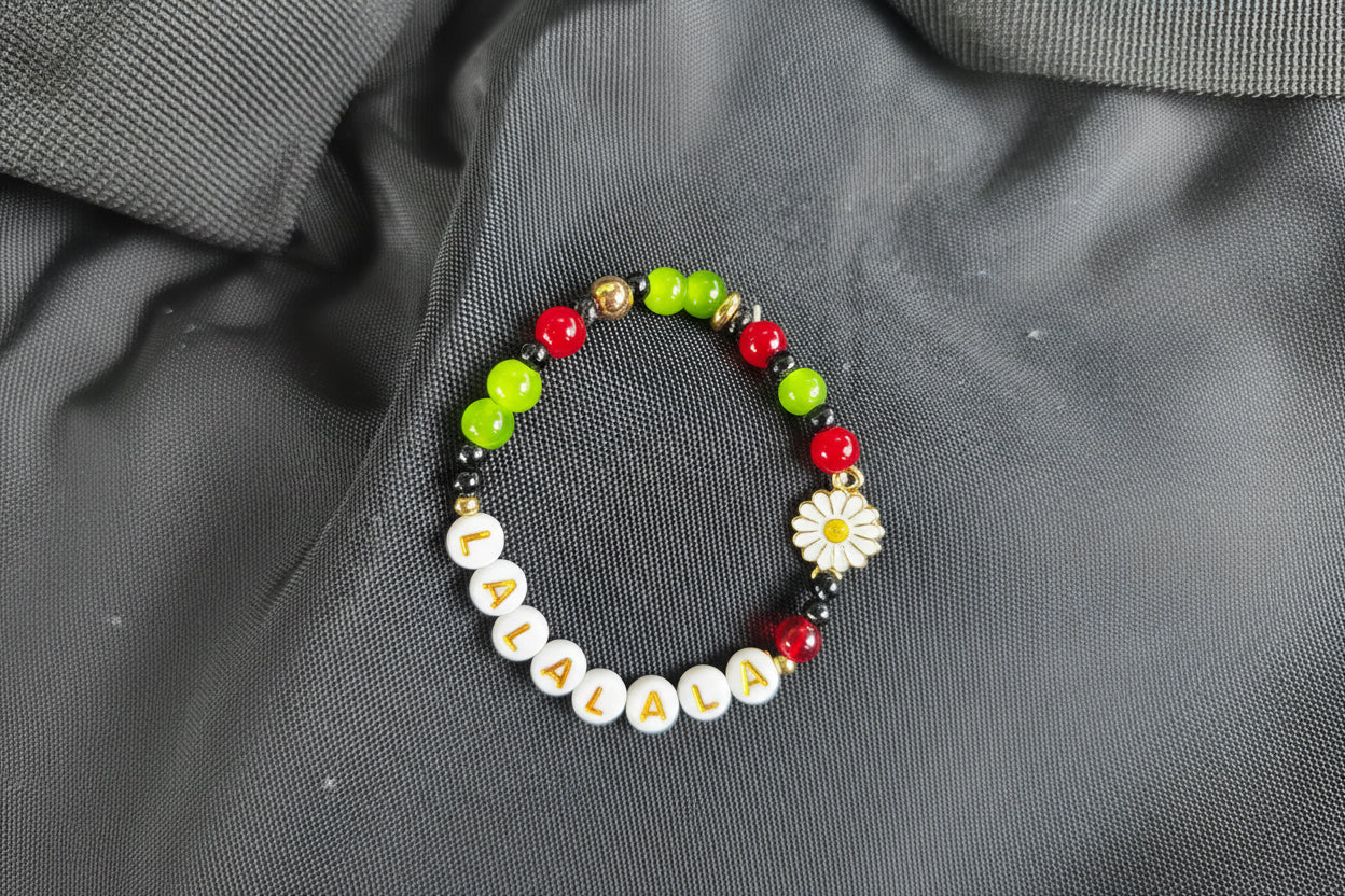 Handgefertigtes K-Pop Crystal Bracelet in den Farben von Stray Kids mit funkelnden Glasperlen.