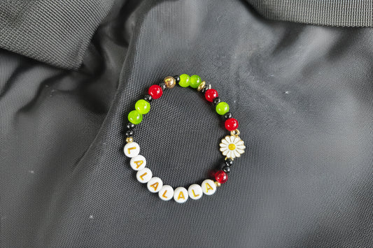 Handgefertigtes K-Pop Crystal Bracelet in den Farben von Stray Kids mit funkelnden Glasperlen.