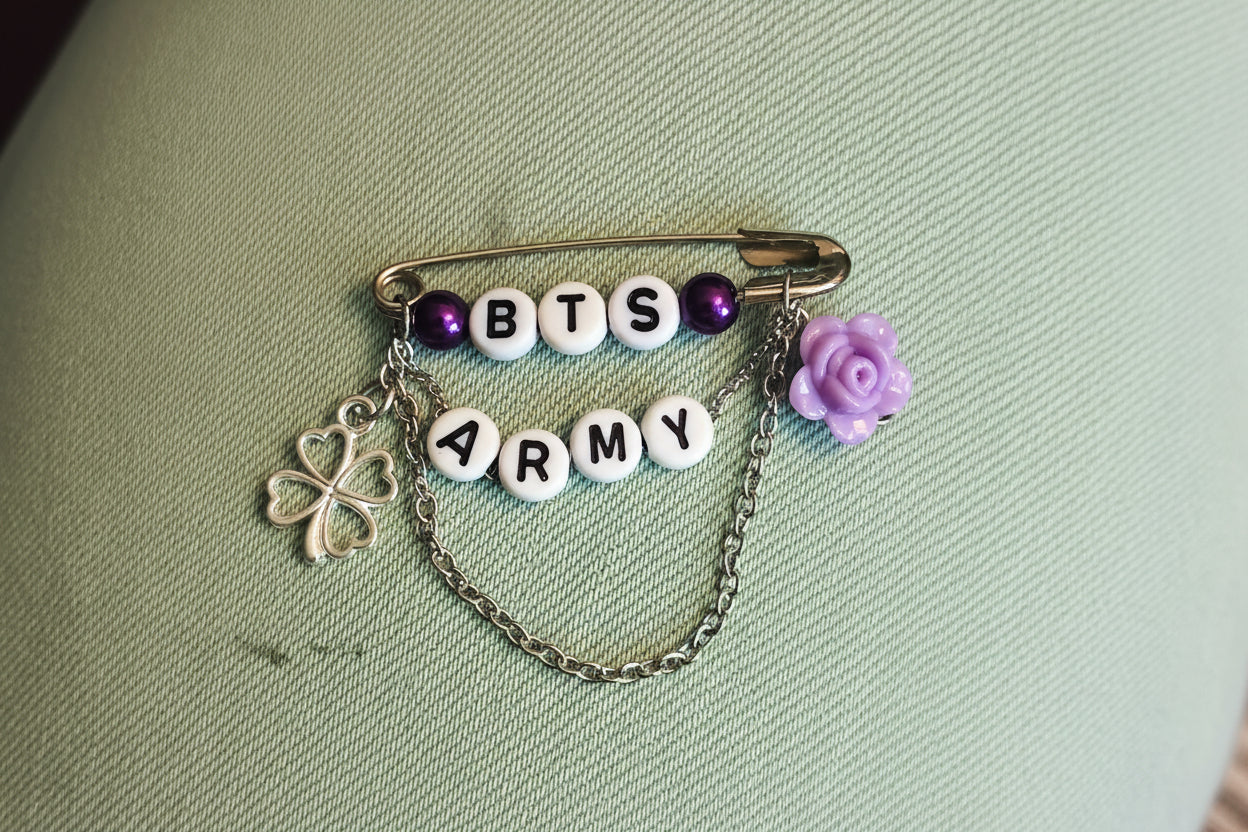 Custom Pin: Stray Kids / Bts Inspired Safety-Pin mit Charms & Kristallen