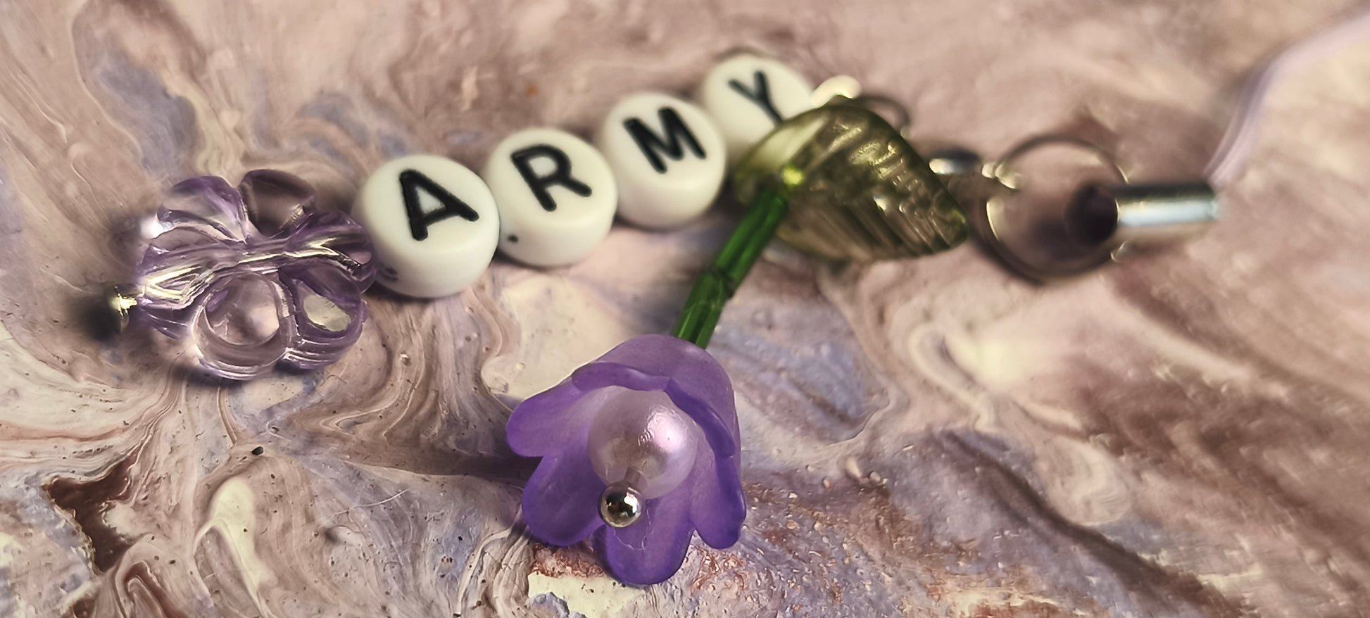 Nahaufnahme der Details des K-Pop Schlüsselanhängers mit Perlen und Charms.