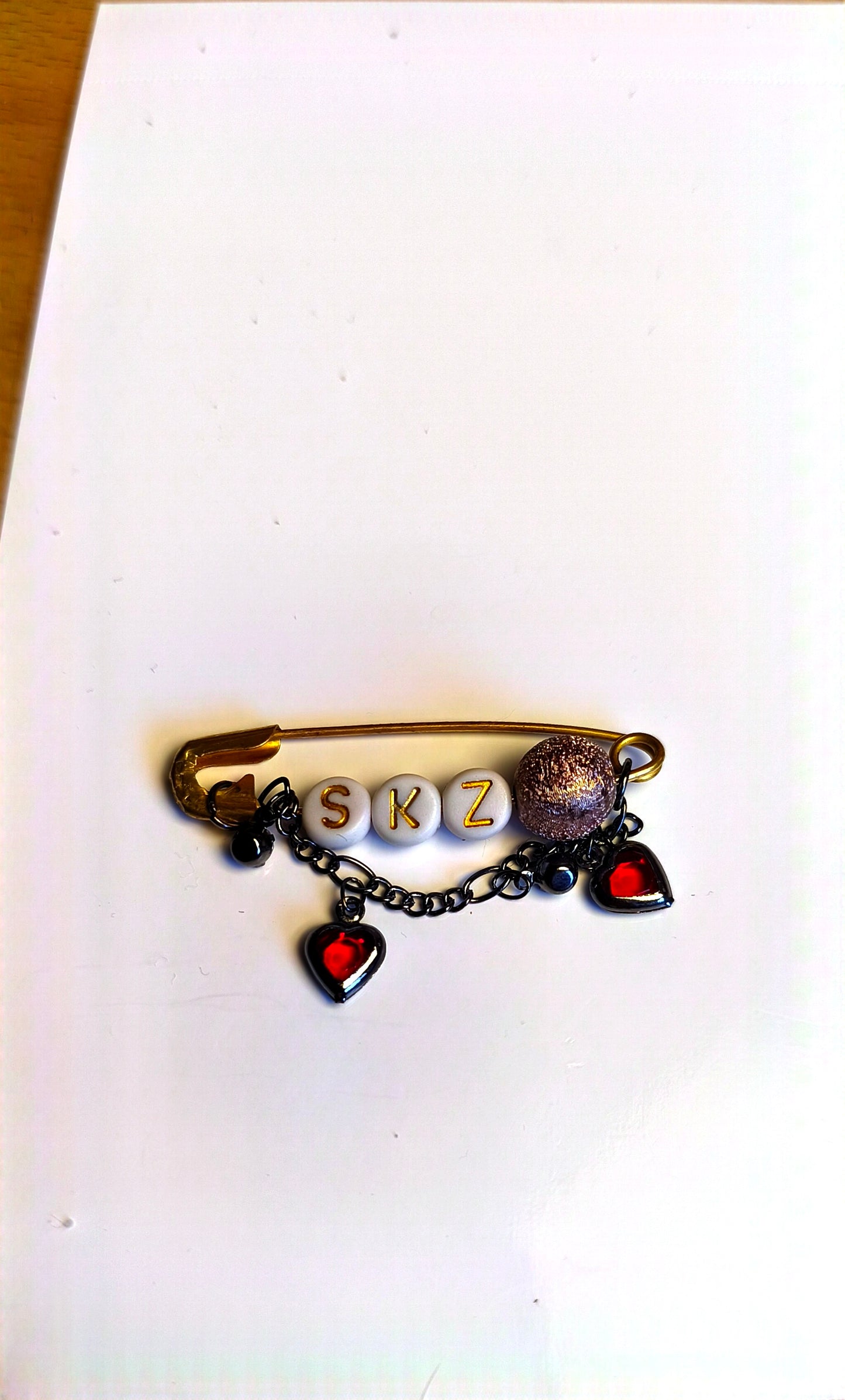 Stylischer K-Pop Fan-Schmuck Pin an einer Jeansjacke befestigt."