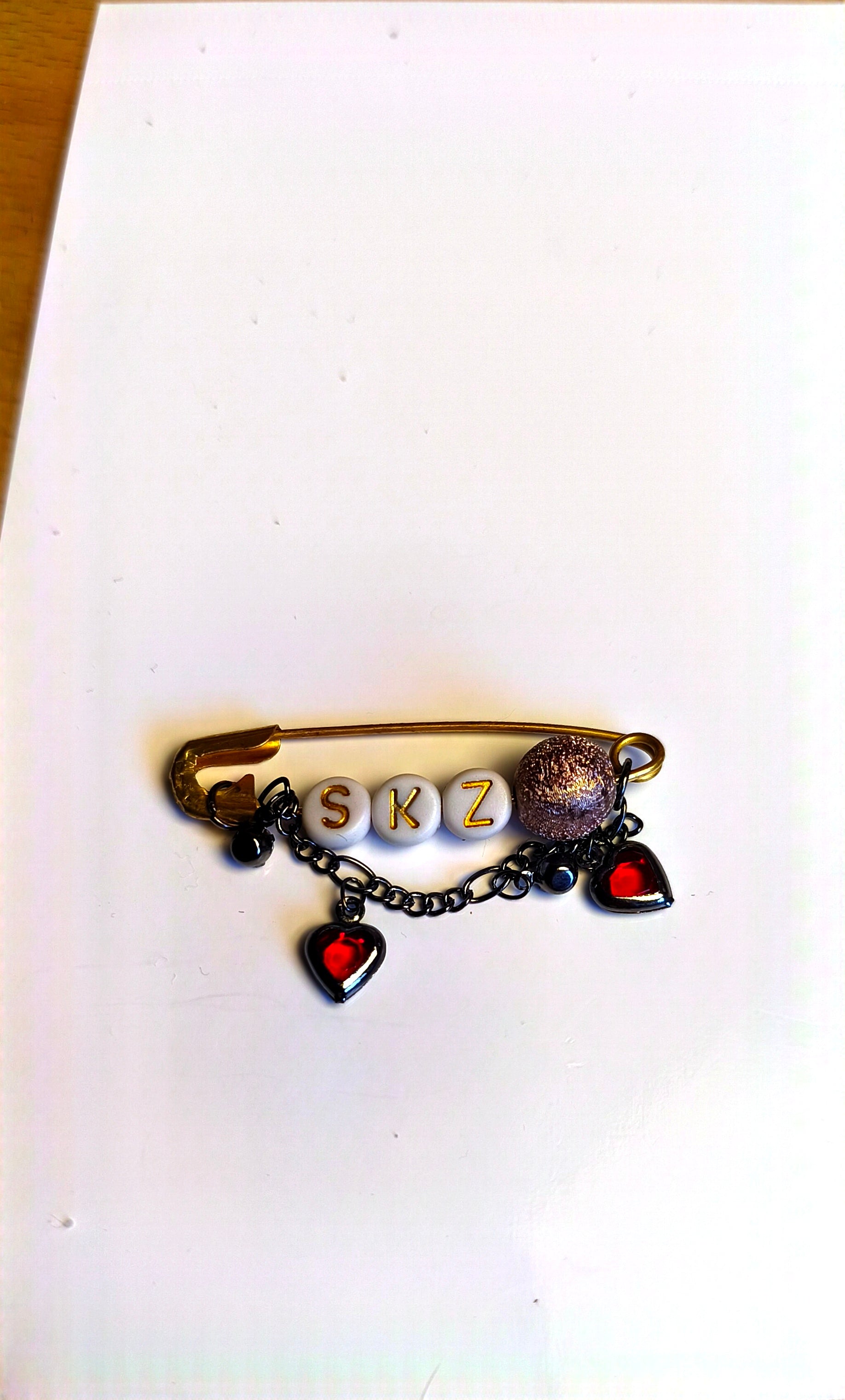 Stylischer K-Pop Fan-Schmuck Pin an einer Jeansjacke befestigt."