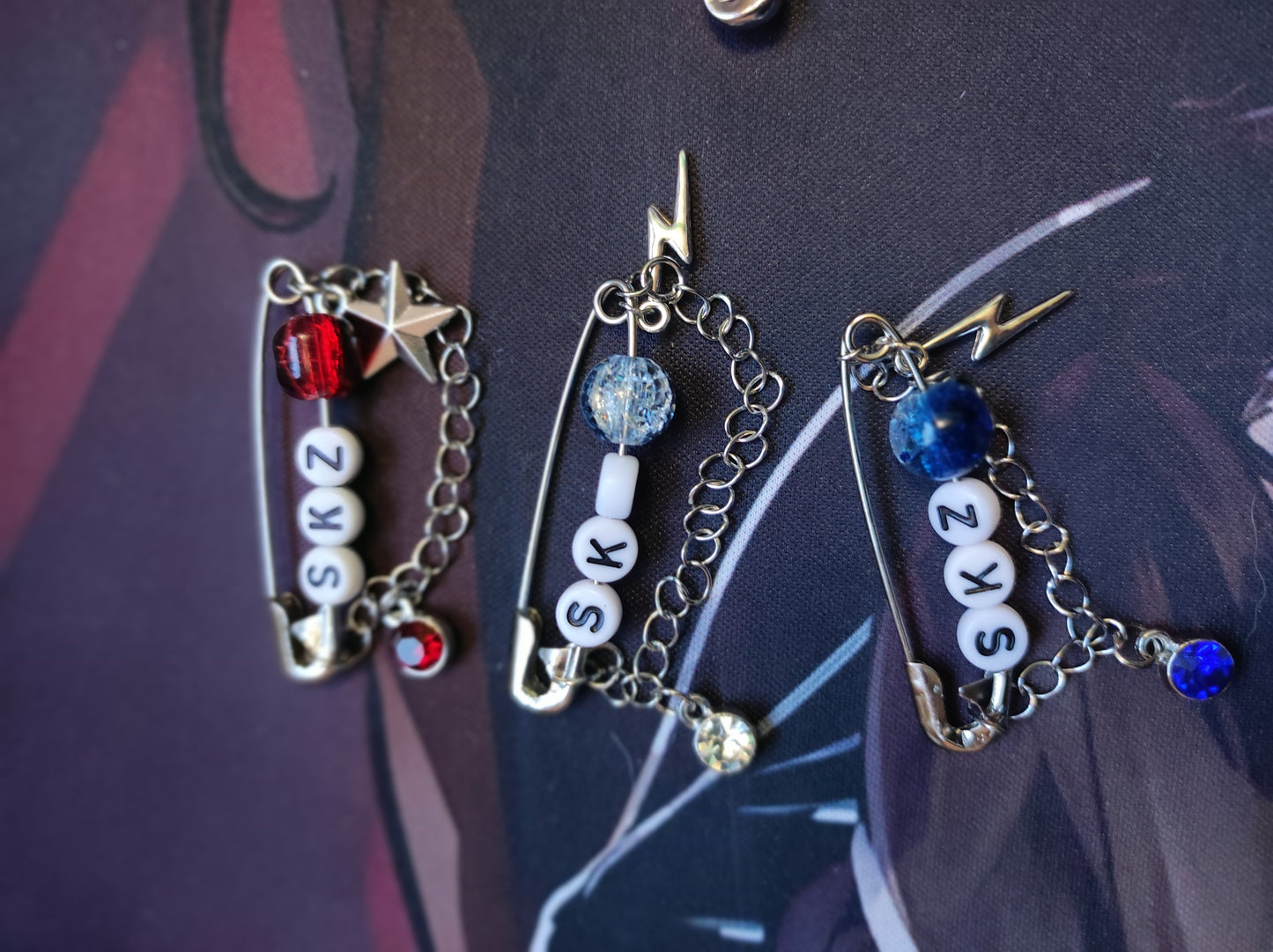 Custom Pin: Stray Kids / Bts Inspired Safety-Pin mit Charms & Kristallen