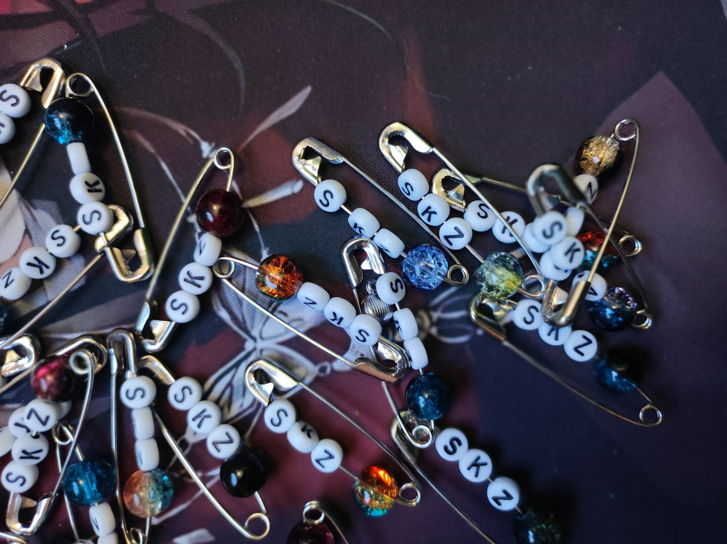 Custom Pin: Stray Kids / Bts Inspired Safety-Pin mit Charms & Kristallen