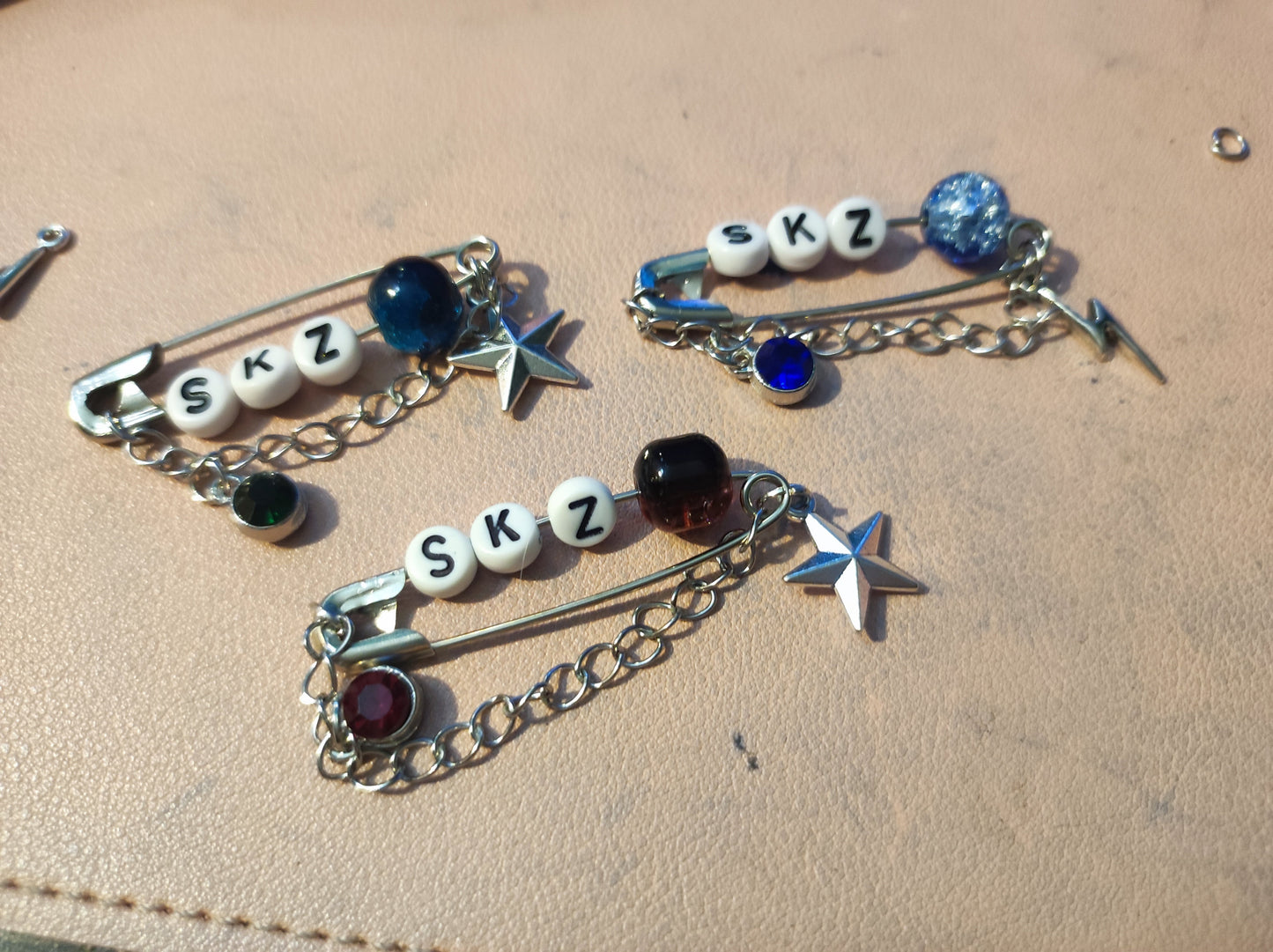Custom Pin: Stray Kids / Bts Inspired Safety-Pin mit Charms & Kristallen