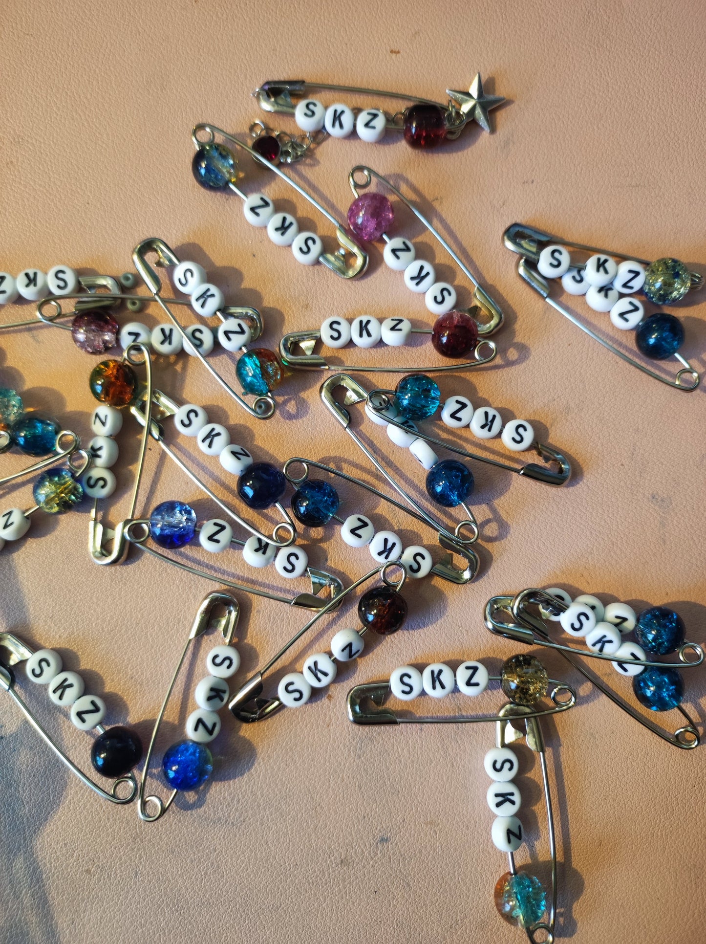Custom Pin: Stray Kids / Bts Inspired Safety-Pin mit Charms & Kristallen