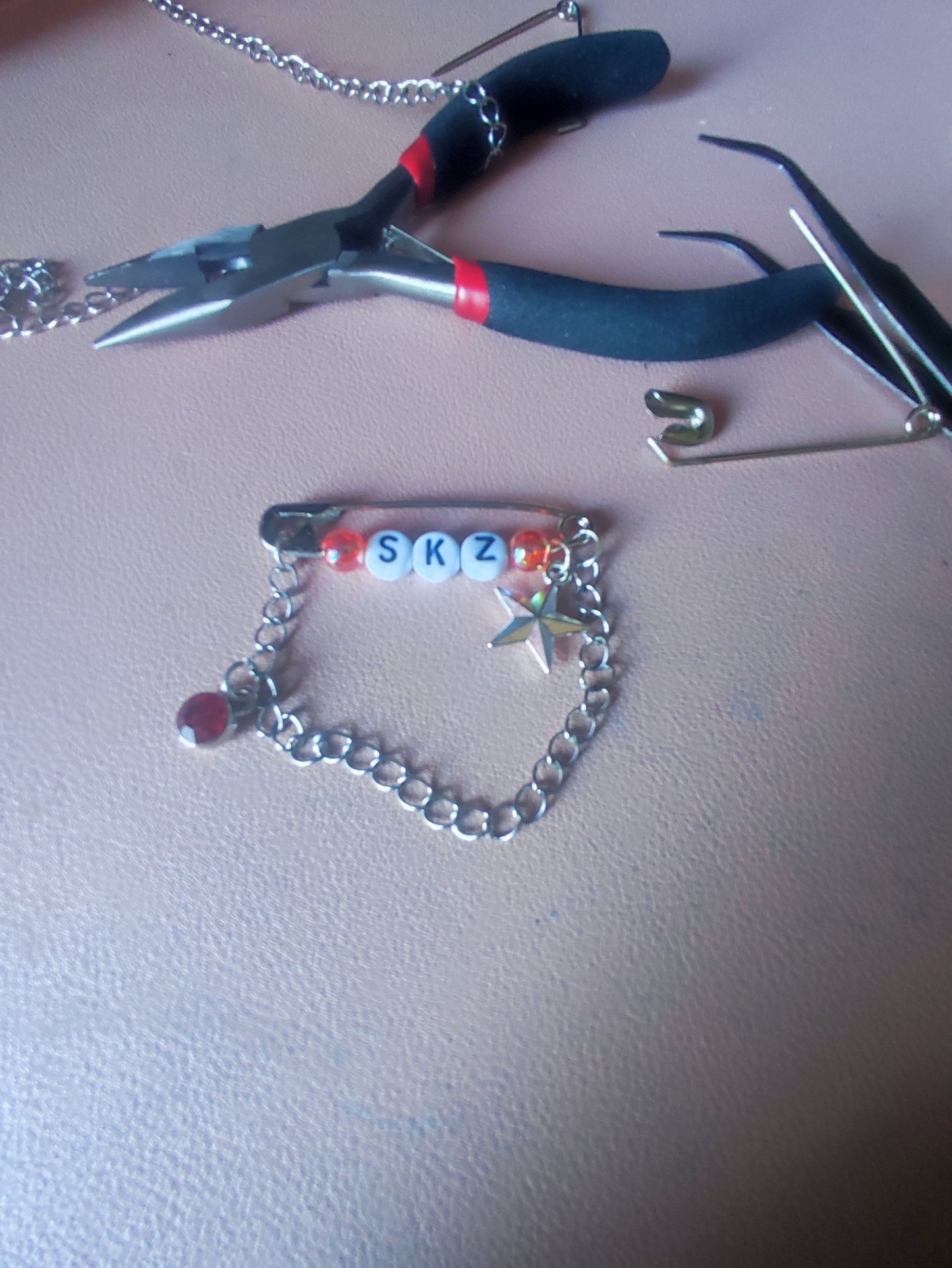 Custom Pin: Stray Kids / Bts Inspired Safety-Pin mit Charms & Kristallen