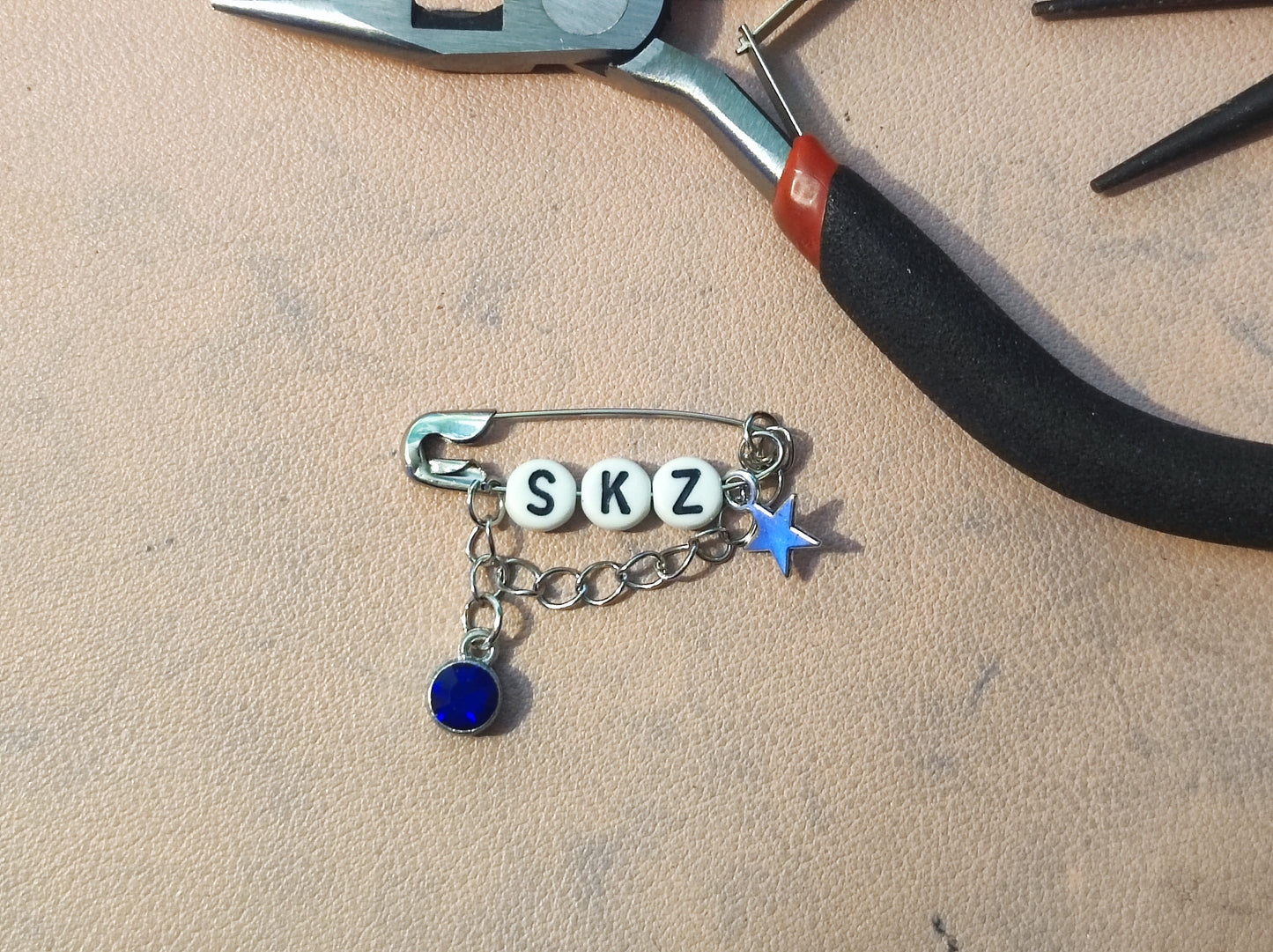 Custom Pin: Stray Kids / Bts Inspired Safety-Pin mit Charms & Kristallen
