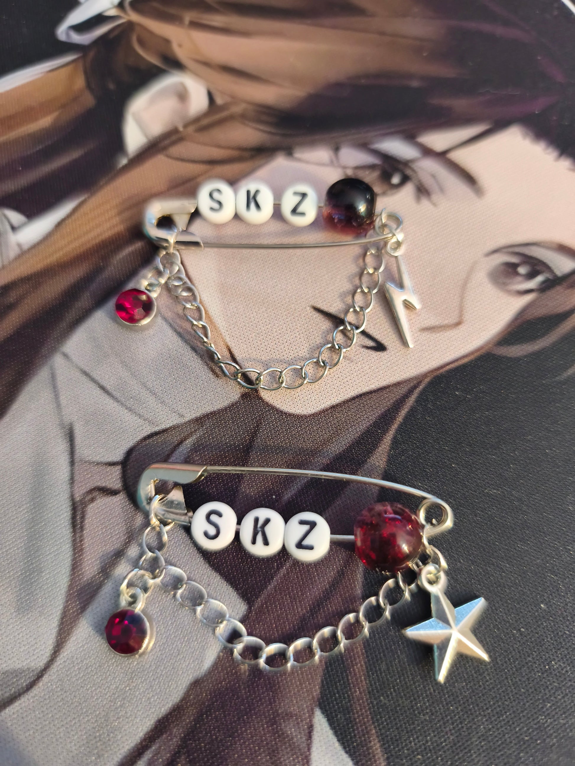 Handgefertigter K-Pop Safety-Pin mit Stray Kids und BTS Charms und Kristallen.