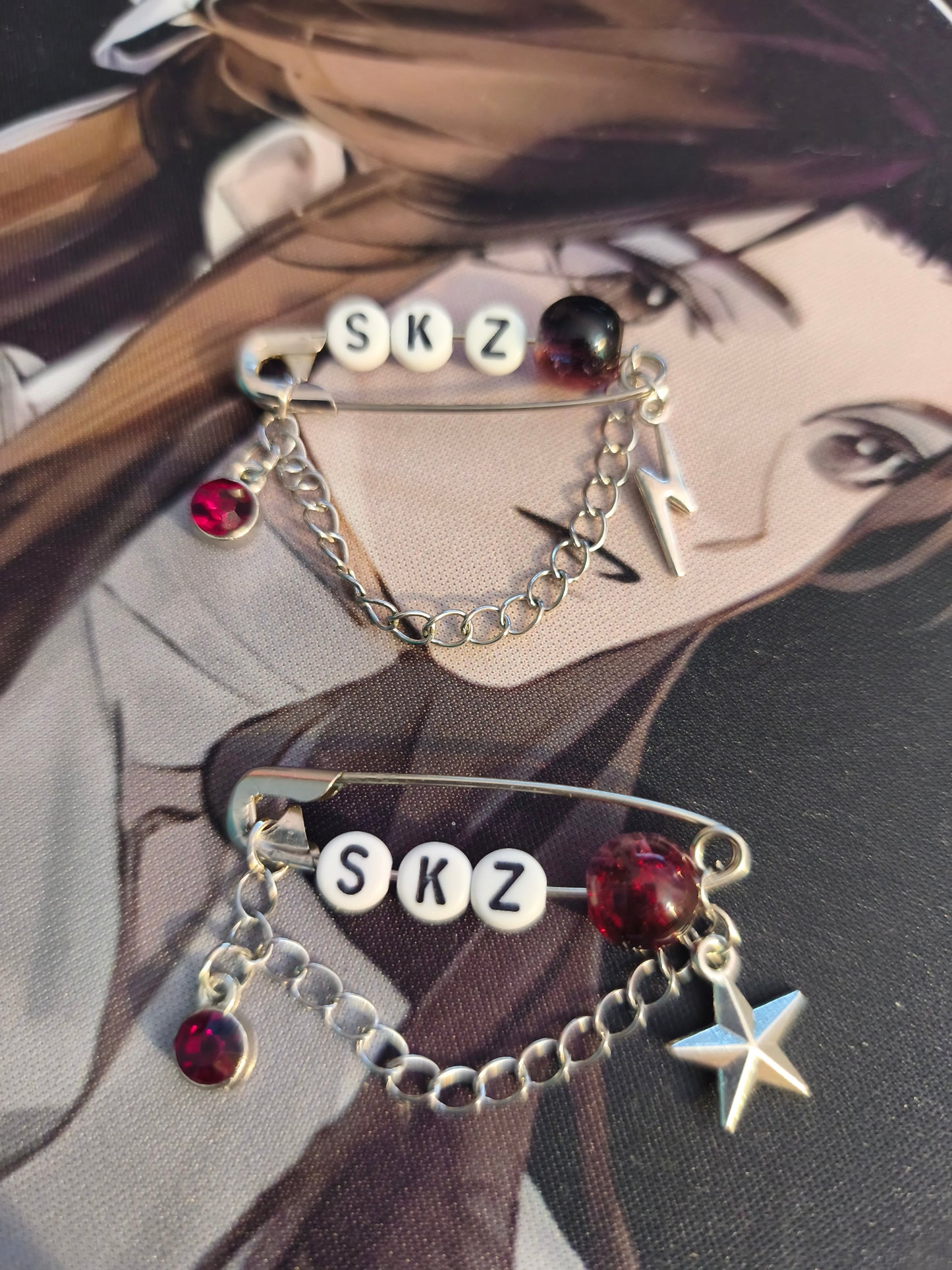 Custom Pin: Stray Kids / Bts Inspired Safety-Pin mit Charms & Kristallen