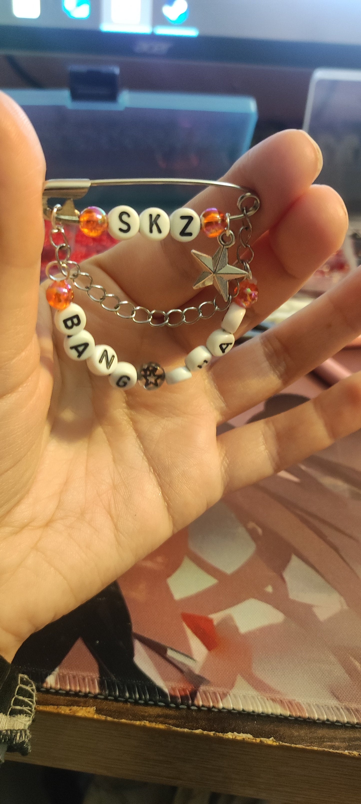 Custom Pin: Stray Kids / Bts Inspired Safety-Pin mit Charms & Kristallen