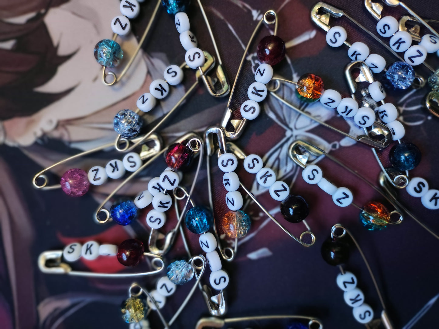 Custom Pin: Stray Kids / Bts Inspired Safety-Pin mit Charms & Kristallen