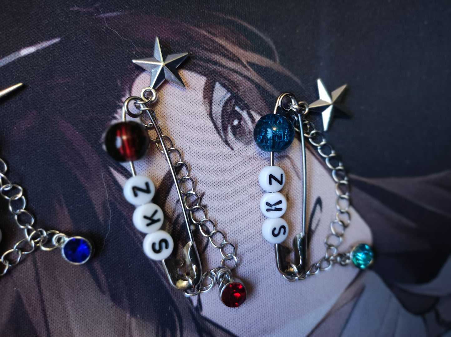 Custom Pin: Stray Kids / Bts Inspired Safety-Pin mit Charms & Kristallen