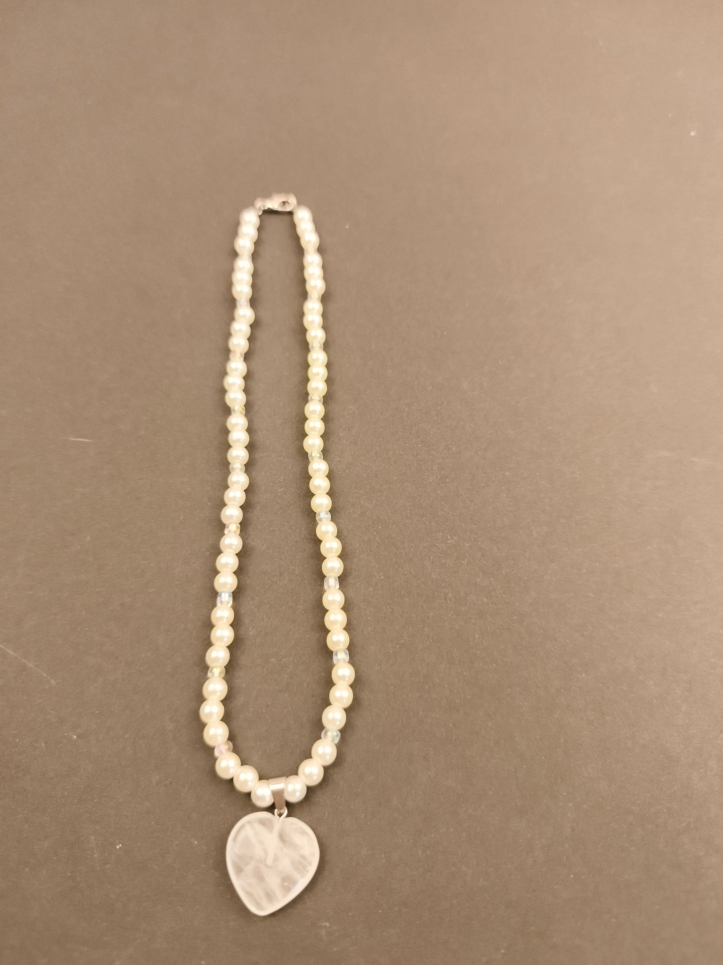 Weiße Liebe – Perlenkette mit Herz