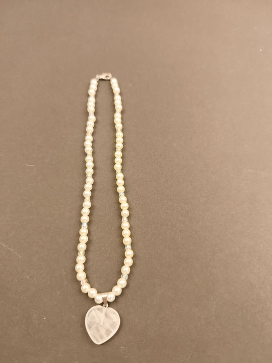 Weiße Liebe – Perlenkette mit Herz