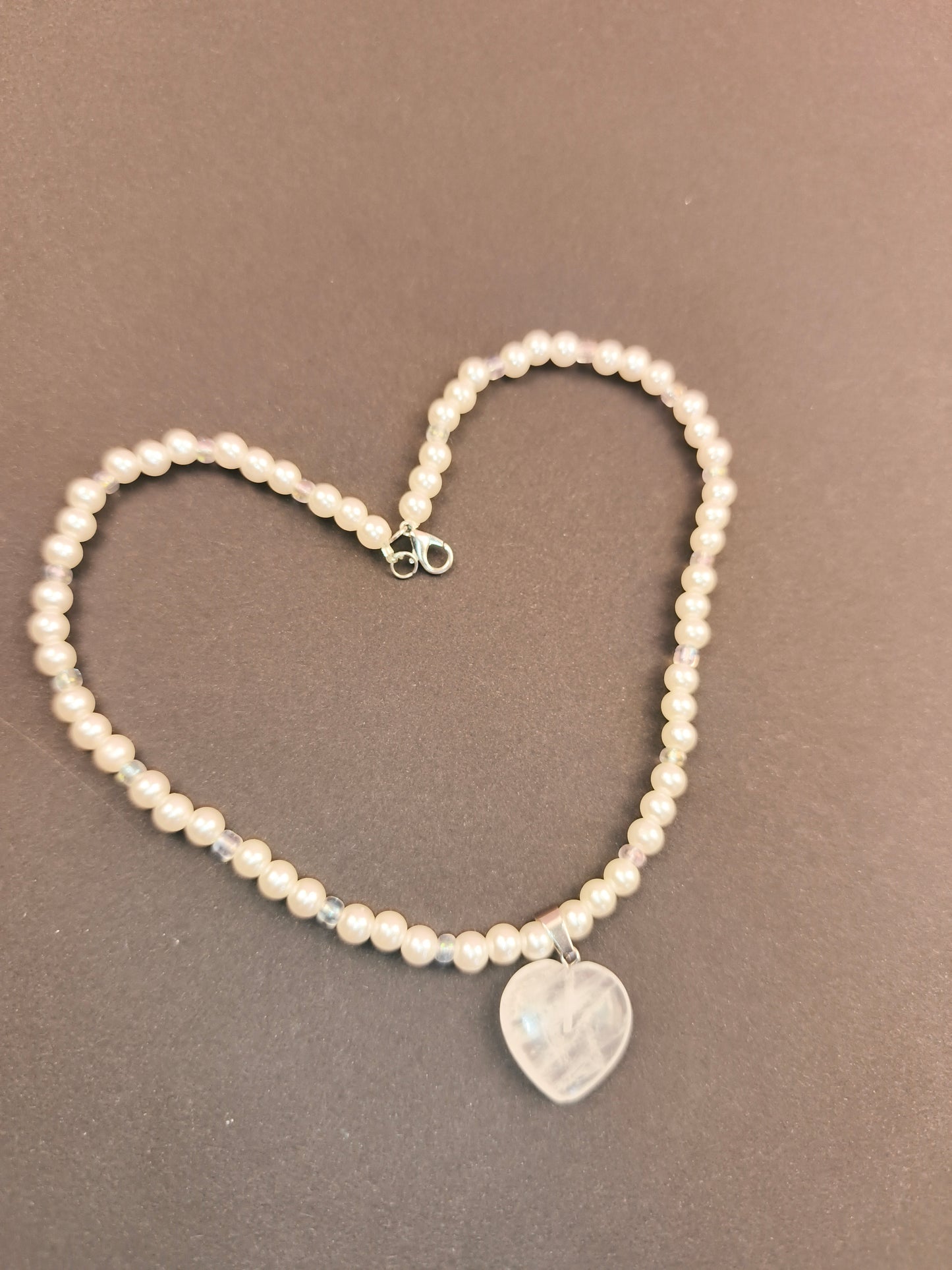 Weiße Liebe – Perlenkette mit Herz