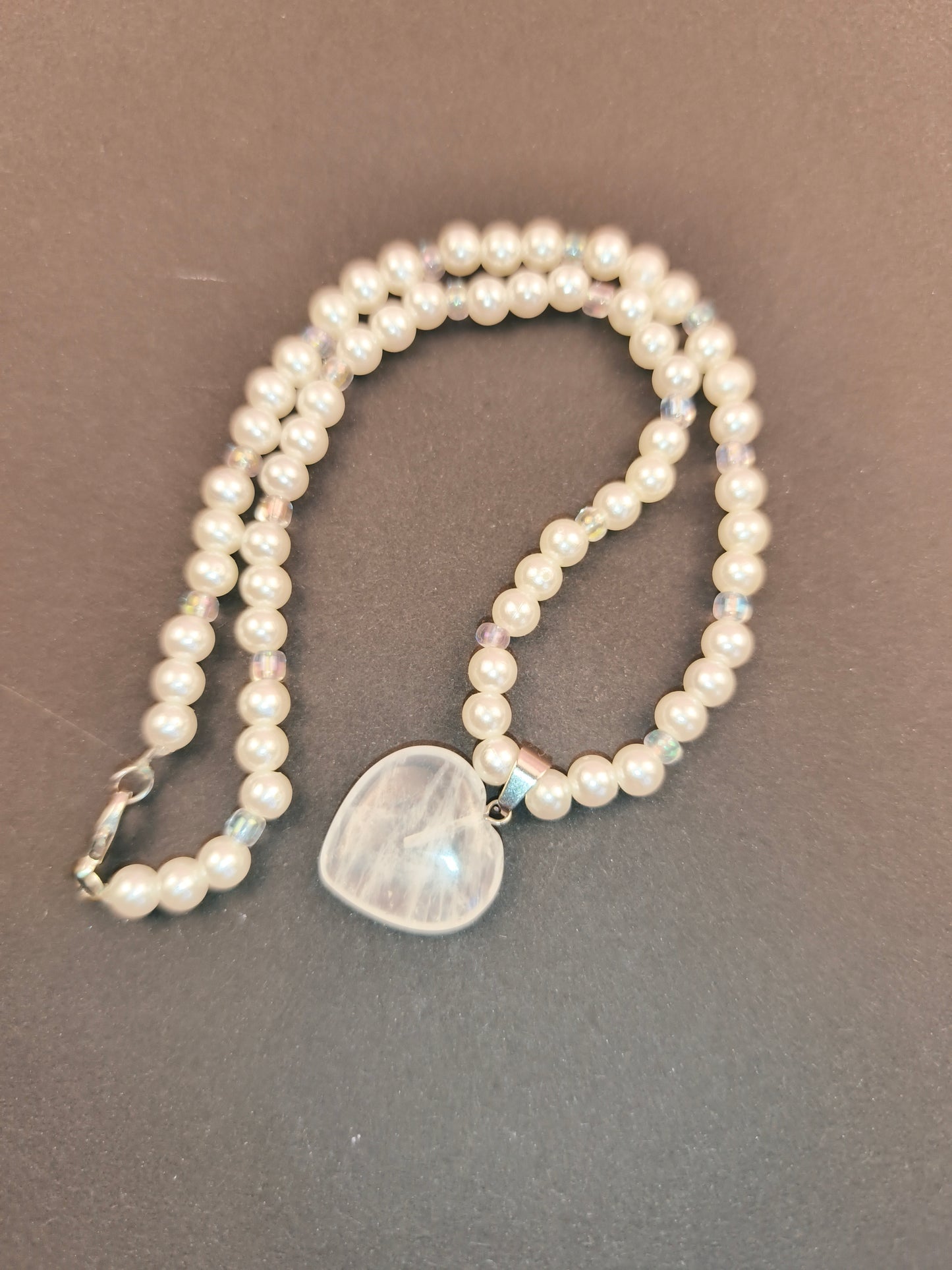 Weiße Liebe – Perlenkette mit Herz