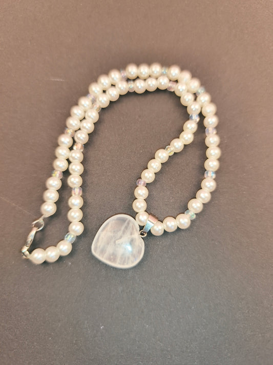 Weiße Liebe – Perlenkette mit Herz