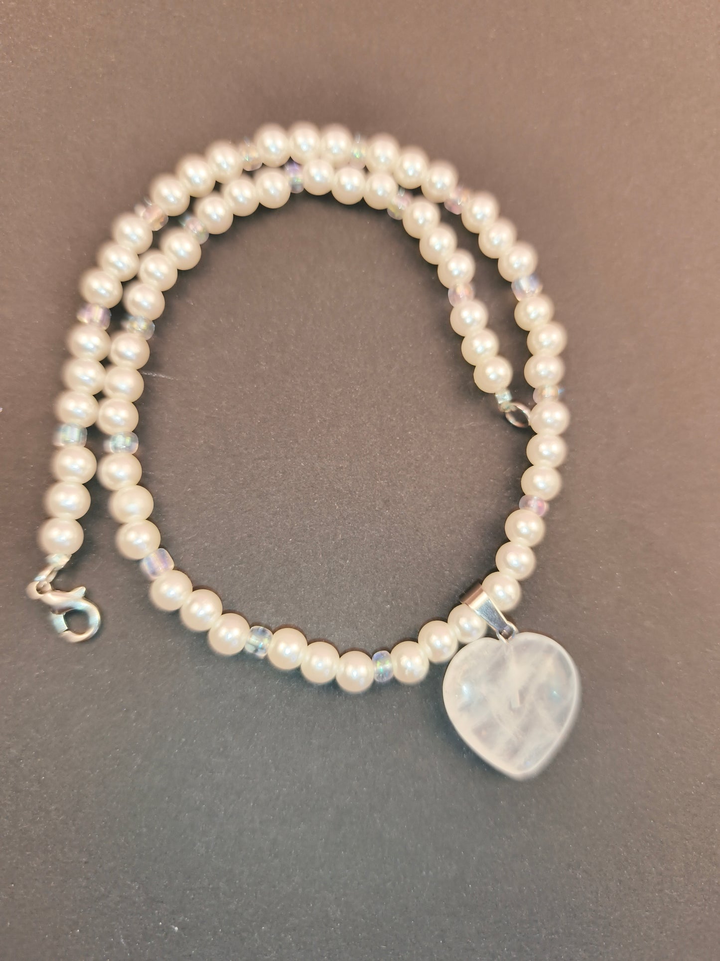 Weiße Liebe – Perlenkette mit Herz